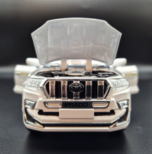 Load image into Gallery viewer, Explorafind 2020 Toyota Prado Pearl White 1:24 Die Cast Car