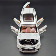Load image into Gallery viewer, Explorafind 2020 Toyota Prado Pearl White 1:24 Die Cast Car