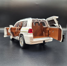 Load image into Gallery viewer, Explorafind 2020 Toyota Prado Pearl White 1:24 Die Cast Car