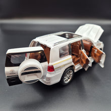 Load image into Gallery viewer, Explorafind 2020 Toyota Prado Pearl White 1:24 Die Cast Car