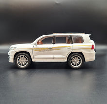 Load image into Gallery viewer, Explorafind 2020 Toyota Prado Pearl White 1:24 Die Cast Car