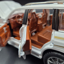 Load image into Gallery viewer, Explorafind 2020 Toyota Prado Pearl White 1:24 Die Cast Car