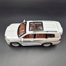 Load image into Gallery viewer, Explorafind 2020 Toyota Prado Pearl White 1:24 Die Cast Car