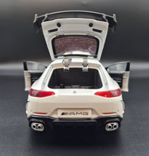 Load image into Gallery viewer, Explorafind 2021 Mercedes-Benz AMG GT63 White 1:24 Die Cast Car