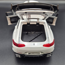 Load image into Gallery viewer, Explorafind 2021 Mercedes-Benz AMG GT63 White 1:24 Die Cast Car