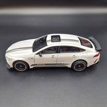 Load image into Gallery viewer, Explorafind 2021 Mercedes-Benz AMG GT63 White 1:24 Die Cast Car