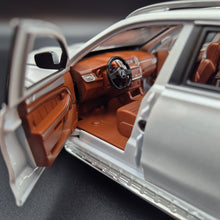 Load image into Gallery viewer, Explorafind 2021 Mercedes-Benz GLS 63 Pearl White 1:24 Die Cast Car