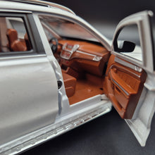 Load image into Gallery viewer, Explorafind 2021 Mercedes-Benz GLS 63 Pearl White 1:24 Die Cast Car