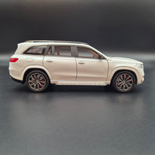 Load image into Gallery viewer, Explorafind 2021 Mercedes-Benz GLS 63 Pearl White 1:24 Die Cast Car