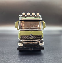 Load image into Gallery viewer, Explorafind 2021 Mercedes Nomadism Off Road RV Army Green 1:24 Die Cast Truck