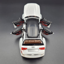 Load image into Gallery viewer, Explorafind 2022 Audi RS6 Avant White 1:24 Die Cast Car