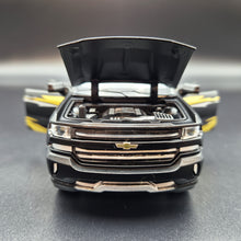Load image into Gallery viewer, Explorafind 2022 Chevrolet Silverado 1500 Matte Black 1:32 Die Cast Pickup