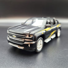 Load image into Gallery viewer, Explorafind 2022 Chevrolet Silverado 1500 Matte Black 1:32 Die Cast Pickup