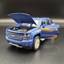 Load image into Gallery viewer, Explorafind 2022 Chevrolet Silverado 1500 Matte Blue 1:32 Die Cast Pickup