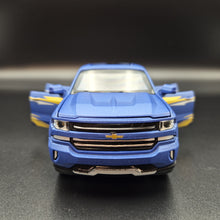 Load image into Gallery viewer, Explorafind 2022 Chevrolet Silverado 1500 Matte Blue 1:32 Die Cast Pickup