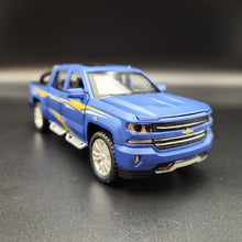 Load image into Gallery viewer, Explorafind 2022 Chevrolet Silverado 1500 Matte Blue 1:32 Die Cast Pickup