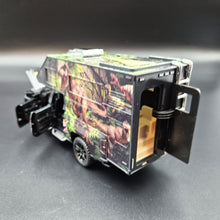 Load image into Gallery viewer, Explorafind 2022 Chevrolet Silverado Camper Black 1:32 Die Cast Camper Van