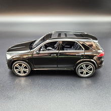 Load image into Gallery viewer, Explorafind 2022 Mercedes-Benz Maybach GLE 63 S Black 1:36 Die Cast Car