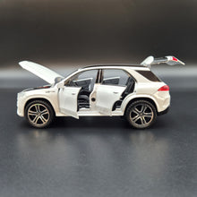 Load image into Gallery viewer, Explorafind 2022 Mercedes-Benz Maybach GLE 63 S White 1:36 Die Cast Car