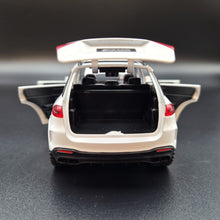 Load image into Gallery viewer, Explorafind 2022 Mercedes-Benz Maybach GLE 63 S White 1:36 Die Cast Car