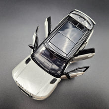 Load image into Gallery viewer, Explorafind 2022 Range Rover Sport Silver 1:32 Die Cast Car