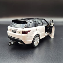 Load image into Gallery viewer, Explorafind 2022 Range Rover Sport White 1:32 Die Cast Car