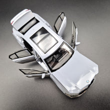 Load image into Gallery viewer, Explorafind 2023 BMW 3 Series 320i Grey 1:32 Die Cast Car