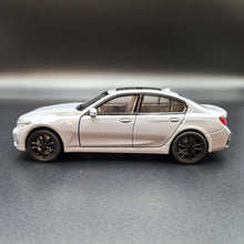 Load image into Gallery viewer, Explorafind 2023 BMW 3 Series 320i Grey 1:32 Die Cast Car