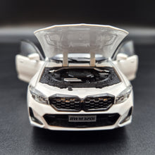 Load image into Gallery viewer, Explorafind 2023 BMW 3 Series 320i White 1:32 Die Cast Car