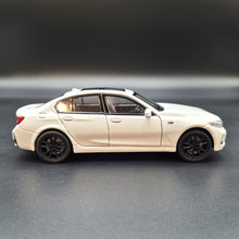 Load image into Gallery viewer, Explorafind 2023 BMW 3 Series 320i White 1:32 Die Cast Car