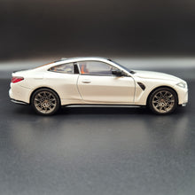 Load image into Gallery viewer, Explorafind 2023 BMW M4 G82 Coupe Pearl White 1:24 Die Cast Car