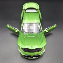 Load image into Gallery viewer, Explorafind 2023 BMW M8 840 Series Coupe Green 1:24 Die Cast Car