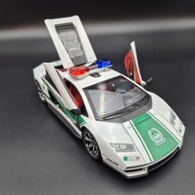 Load image into Gallery viewer, Explorafind 2023 Lamborghini Countach LPI 800-4 Dubai Police White 1:24 Die Cast Police Car
