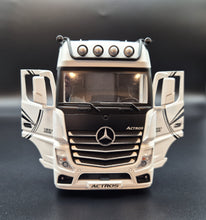 Load image into Gallery viewer, Explorafind 2023 Mercedes-Benz Actros 1851 Truck White 1:24 Die Cast Truck