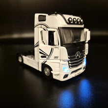 Load image into Gallery viewer, Explorafind 2023 Mercedes-Benz Actros 1851 Truck White 1:24 Die Cast Truck