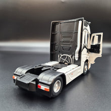 Load image into Gallery viewer, Explorafind 2023 Mercedes-Benz Actros 1851 Truck White 1:24 Die Cast Truck