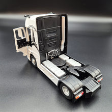 Load image into Gallery viewer, Explorafind 2023 Mercedes-Benz Actros 1851 Truck White 1:24 Die Cast Truck