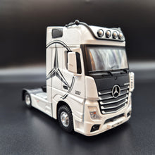 Load image into Gallery viewer, Explorafind 2023 Mercedes-Benz Actros 1851 Truck White 1:24 Die Cast Truck