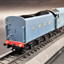 Load image into Gallery viewer, Amercom 1938 LNER Class A4 No. 4468 "Mallard" OO Scale Diecast Train Model Great British Locomotives Series