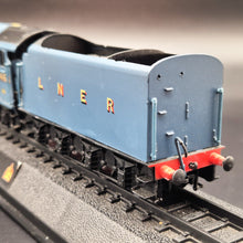 Load image into Gallery viewer, Amercom 1938 LNER Class A4 No. 4468 "Mallard" OO Scale Diecast Train Model Great British Locomotives Series