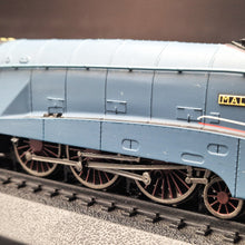 Load image into Gallery viewer, Amercom 1938 LNER Class A4 No. 4468 "Mallard" OO Scale Diecast Train Model Great British Locomotives Series