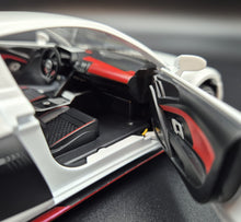 Load image into Gallery viewer, Explorafind 2020 Audi R8 V10 White 1:24 Die Cast Car