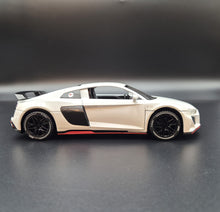 Load image into Gallery viewer, Explorafind 2020 Audi R8 V10 White 1:24 Die Cast Car