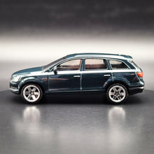 Load image into Gallery viewer, Explorafind 2012 Audi Q7 Dark Blue 1:64 Die Cast Car