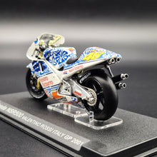 Load image into Gallery viewer, DeAgostini Honda NSR500 Italy GP 2001 - Valentino Rossi 1:24 MotoGP Collection Die Cast Motorbike