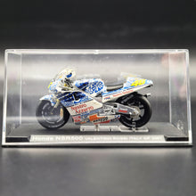 Load image into Gallery viewer, DeAgostini Honda NSR500 Italy GP 2001 - Valentino Rossi 1:24 MotoGP Collection Die Cast Motorbike