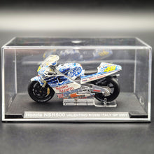 Load image into Gallery viewer, DeAgostini Honda NSR500 Italy GP 2001 - Valentino Rossi 1:24 MotoGP Collection Die Cast Motorbike