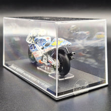 Load image into Gallery viewer, DeAgostini Honda NSR500 Italy GP 2001 - Valentino Rossi 1:24 MotoGP Collection Die Cast Motorbike