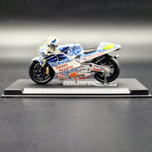 Load image into Gallery viewer, DeAgostini Honda NSR500 Italy GP 2001 - Valentino Rossi 1:24 MotoGP Collection Die Cast Motorbike