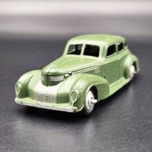 Load image into Gallery viewer, Dinky Toys 1950 Chrysler Royal Sedan Green #39e 1:43 Die Cast Model